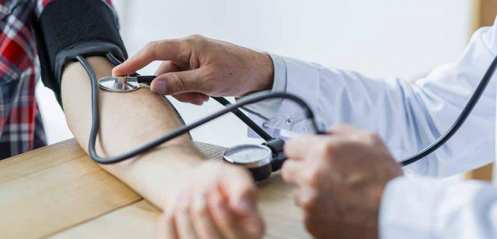 Descubra por que a avaliação pré-anestésica é fundamental antes de qualquer cirurgia. Saiba como ela garante a segurança do paciente durante a anestesia