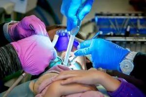 O atendimento odontológico em pacientes pediátricos requer uma abordagem especializada e cuidadosa, especialmente quando se trata de anestesia.