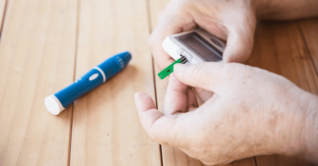 A diabetes é uma doença séria que requer cuidados especiais. Adotar hábitos saudáveis, como uma alimentação equilibrada, a prática regular de exercícios físicos e evitar o tabagismo, são medidas essenciais para prevenir o desenvolvimento da doença.