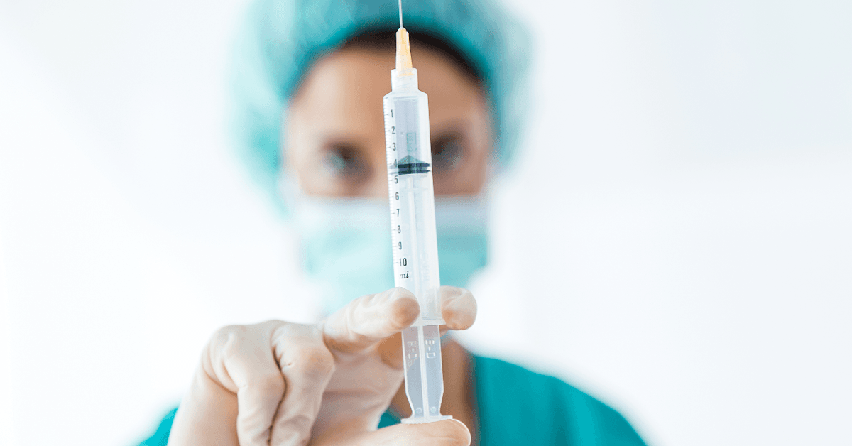 A intoxicação por anestésicos locais ocorre quando uma quantidade excessiva dessas substâncias é absorvida pelo organismo, resultando em efeitos adversos sistêmicos.