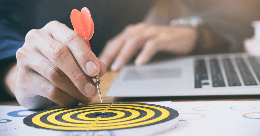 O planejamento estratégico é um processo de formulação de metas e estratégias que visa guiar uma empresa em direção ao seu futuro desejado.