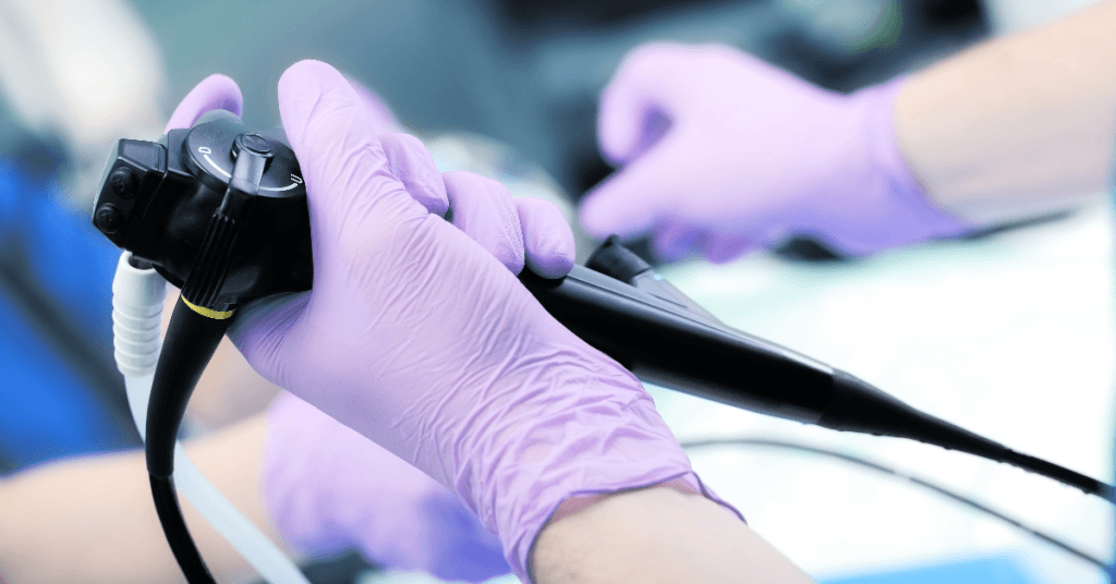 Entenda a importância da sedação para endoscopia digestiva alta, especialmente em pacientes de baixo peso, e porque um ambiente hospitalar é essencial para a segurança.