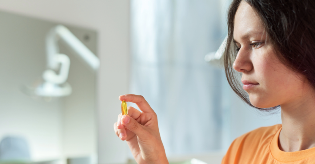 Saiba como realizar atendimento odontológico seguro em pacientes transplantados, abordando medicações, riscos e estratégias eficazes.