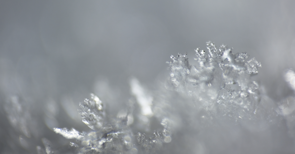 Descubra como suspensões de cristais injetáveis, desenvolvidas pelo MIT, prometem liberar fármacos por até dois anos, reduzindo injeções frequentes.